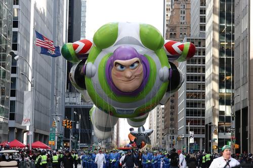 Los globos gigantes y las carrozas se destacan año con año. (Foto: AFP)