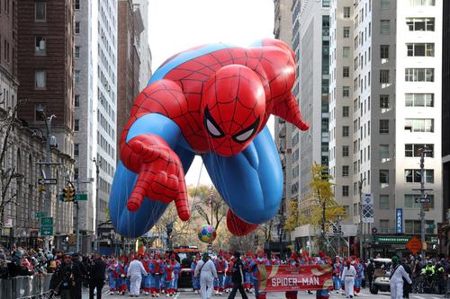 Carrozas alegóricas y globos gigantes, una tradición neoyorquina. (Foto: AFP)