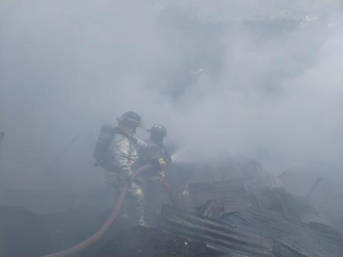 Los bomberos trabajaron durante una hora para apagar por completo el fuego. (Foto: Bomberos Voluntarios)