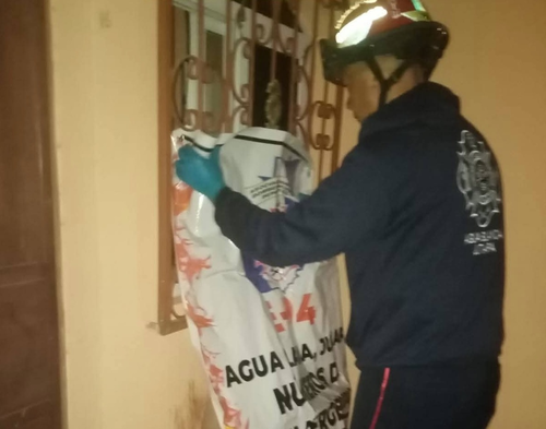 El cuerpo del niño quedó atrapado en los barrotes de la ventana de su casa, donde murió asfixiado. (Foto: ASONBOMD)