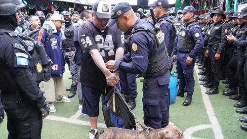 Fuerzas de seguridad pretenden retomar el control del sector 11 del Preventivo, donde se localizó un perro pitbull. (Foto: PNC)