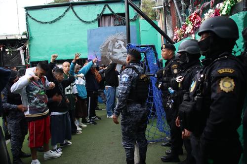 Durante la requisa los internos salieron al patio principal del preventivo. (Foto: PNC)