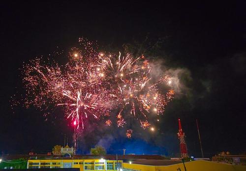 Para celebrar un aniversario más, los pobladores queman fuegos pirotécnicos. (Foto: Juan Carlos Aquino/Colaborador)