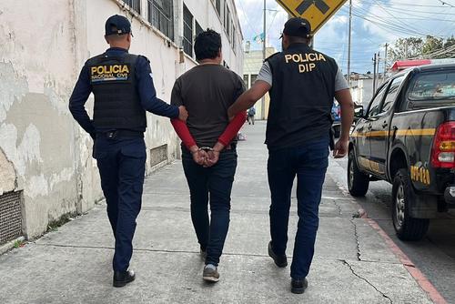 El detenido tenía vigente cuatro órdenes de capturas en distintos departamentos del país. (Foto: PNC)
