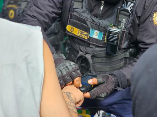 PNC identificó a cada recluso con el sistema biométrico MI3, este establece la identidad real de cada reo. (Foto: PNC)