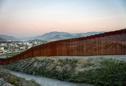 La muralla de metal año con año cobra la vida de miles de migrantes que buscan el sueño americano. (Foto ilustrativa: IStock)