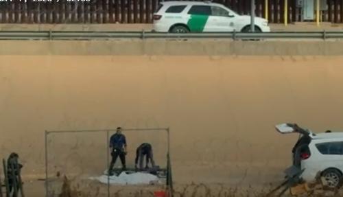 Migrante muerto luego que fuera abandonado en un ducto de alcantarilla para cruzar la frontera. (Foto: Telemundo)