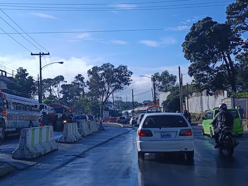 Se reporta asfalto mojado y tránsito detenido sobre la calzada San Juan. (Foto: cortesía)
