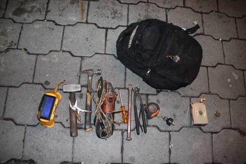 Martillos, sierras y desarmadores se les incautó a los mareros capturados.