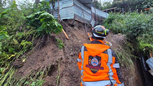 El derrumbe se dio en el asentamiento La Gema, en interior de colonia El Tesoro, zona 2 de Mixco. (Foto: Bomberos Voluntarios)