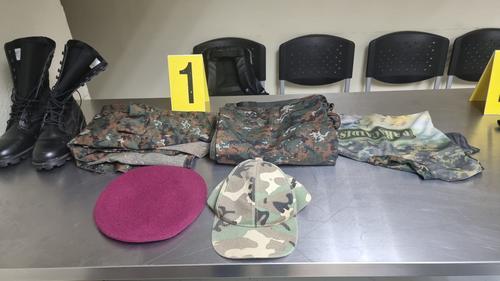 Al detenido se le incautó un uniforme del Ejército de Guatemala. (Foto: PNC)