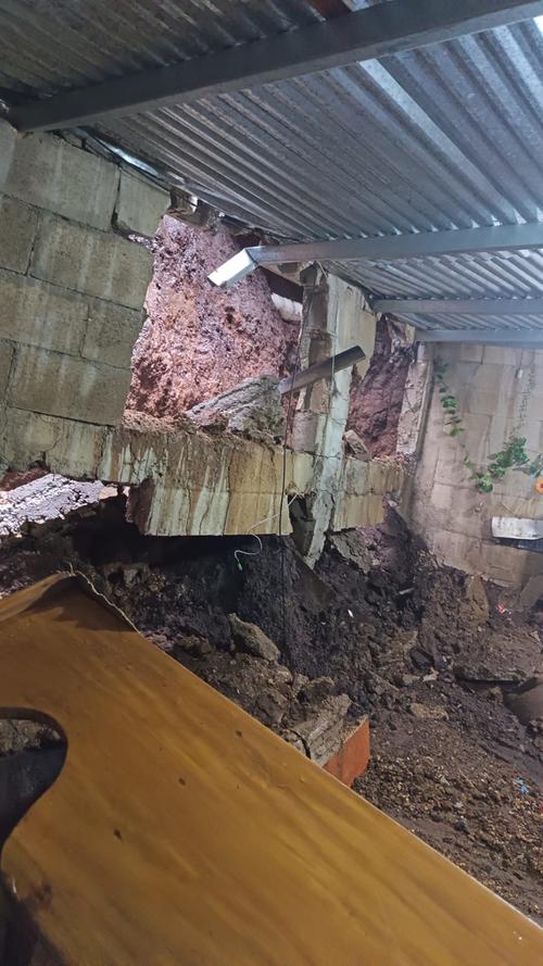 Partes de las paredes y techo han colapsado en esta vivienda. (Foto: Bomberos Municipales)