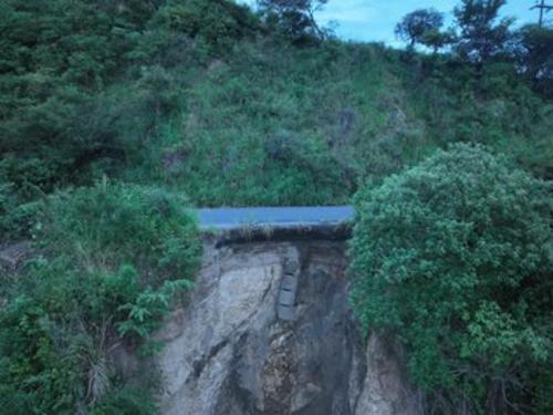 El socavamiento a un costado de la ruta ocurrió debido al colapso de tubería transversal. (Foto: Covial)