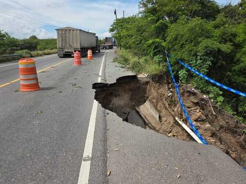Río Hondo, Zacapa Socavamiento registrado en el km 134 de la CA-9 Norte, aldea Casas de Pinto. (Foto: Surama Rodas/Nuestro Diario)