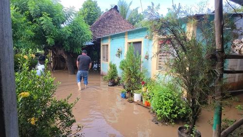 San José La Máquina, Suchitepéquez Familias debieron dejar sus viviendas luego de que se filtró el agua proveniente de dos rios. (Foto: Surama Rodas/Nuestro Diario)