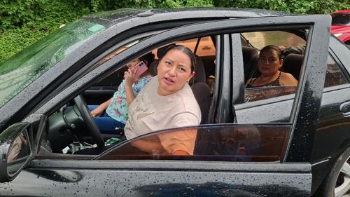 “No hay forma de avanzar. He tratado de buscar otras rutas, pero todas están bloqueadas”, expresó Jessica. (Foto: Wilder López/Soy502)