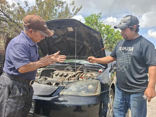 Don Pedro Ardiano explicó la importancia de revisar los líquidos de tu vehículo. (Foto: Josué Ardeano/Colaborador)