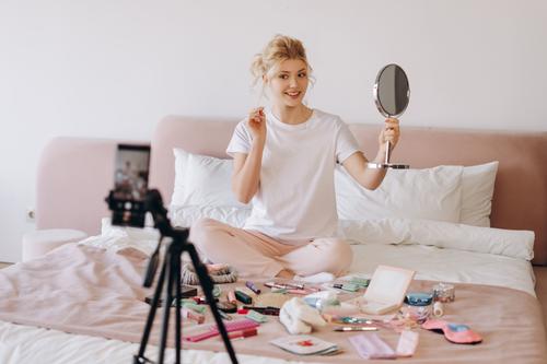 Influencers impulsan rutinas de belleza sin ser especialistas. (Foto: Shutterstock)