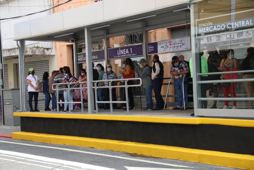 El plástico tiene un costo de Q20 y se entrega con cinco pasajes gratis. (Foto: archivo)