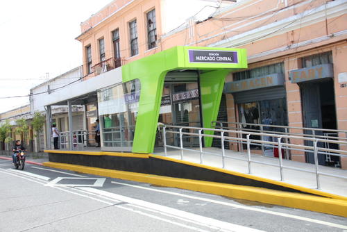En las estaciones del Transmetro hay máquinas para recargar la tarjeta. (Foto: archivo)
