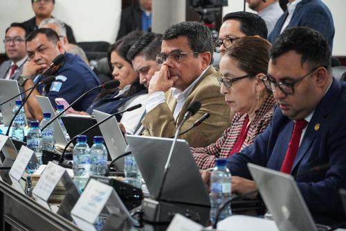 El ministro de Comunicaciones y su equipo de trabajo, durante la audiencia con la Comisión de Finanzas del Congreso. (Foto: Wilder López/Soy502)