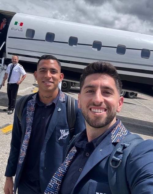 Kenderson Navarro y Nicolás Samayoa se toman la foto frente al avión que los trasladará al país sudamericano. (Foto: Instagram)