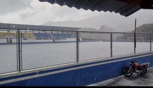 El estadio quedó cubierto por el granizo. (Foto: redes sociales)