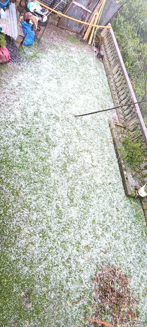 En las viviendas también pudieron captar fotografías de las cantidades de granizo. (Foto: redes sociales)