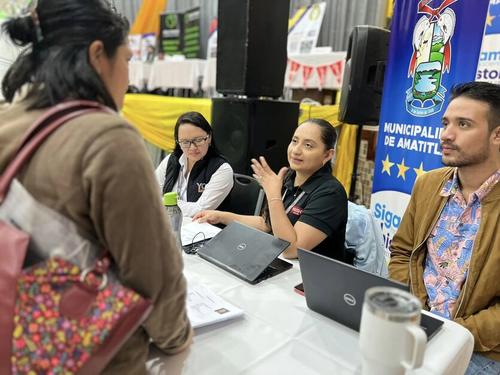 Estudiantes recién graduados se informan sobre las áreas de empleo. (Foto: Edward Morales/Colaborador)