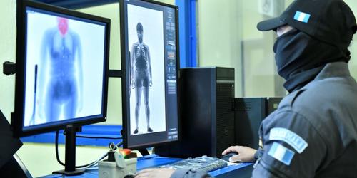 En la cárcel Renovación I, hay escáneres corporales, pero aun así los delincuentes han evadido los controles y han logrado el ingreso de ilícitos.