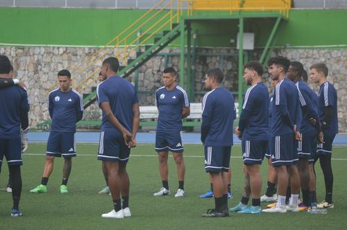 El grupo tuvo una charla con el cuerpo técnico antes de iniciar la práctica. Todos los jugadores se mostraron comprometidos con el objetivo. (Foto: Bernie Morales)