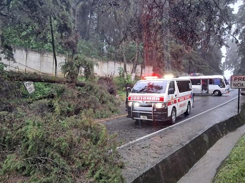 Los socorristas rescataron y atendieron a tres víctimas. (Foto: Bomberos Voluntarios)