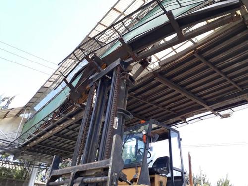 El camión transportaba la maquinaria y el piloto no calculó su dimensión. (Foto: Twitter/Transmetro)