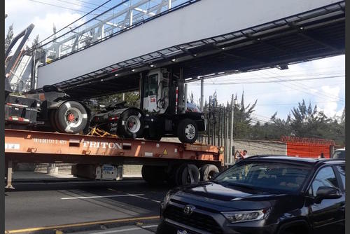 El vehículo pesado que se quedó atorado en una pasarela en la calzada Aguilar Batres. (Foto: PMT Villa Nueva)