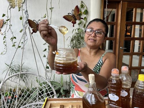 Dulcita, la marca de miel natural de María Isabel Montes, combina tradición familiar, cuidado de abejas y emprendimiento sostenible. (Foto: Pablo Miguel/Colaborador)