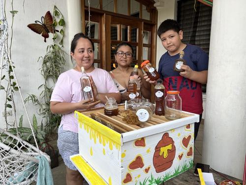 María Isabel convirtió una colmena en su hogar en el negocio Dulcita, ofreciendo miel artesanal y cuidando el medio ambiente. (Foto: Pablo Miguel/Colaborador)