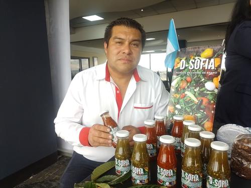 Héctor Robles es un productor de níspero y genera sus productos con derivados de la fruta.