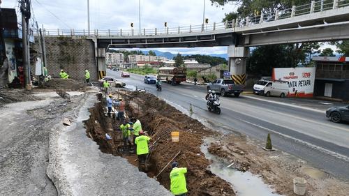 Obreros municipales realizan tareas de nivelación y compactación del terreno. (Foto: Edward Morales/Colaborador)