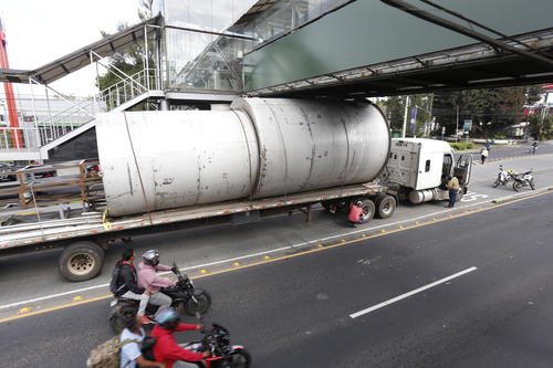Este tráiler destruyó parte de una pasarela en la Aguilar Batres. (Foto: Jorge Senté/Nuestro Diario)