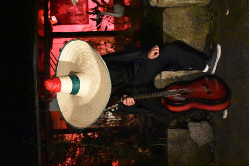 Con su guitarra y su capishay, el Sombrerón cautivaba y asustaba por igual a quienes se cruzaban con él. (Foto: Bernardo Montúfar/Colaborador)