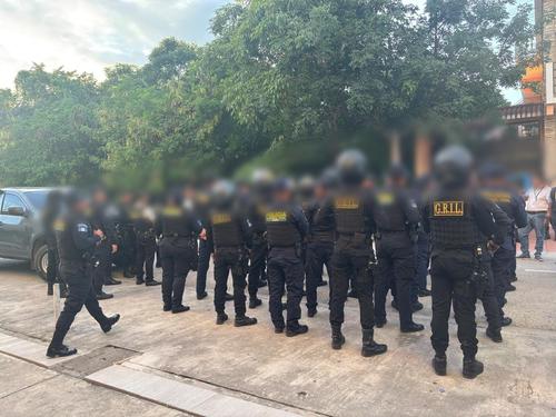 Elementos policiales apoyaron en las diligencias que se efectuaron este domingo en instalaciones militares. (Foto: MP)