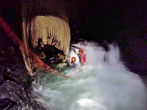 Parte del viaje se hace en el río de agua subterránea. (Foto: Iliana Rivera Rojas)