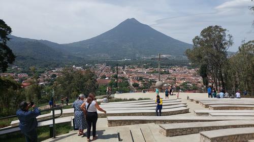 Arriba tendrás las mejores vistas de la Ciudad Colonial, custodiada por el volcán de Agua. (Foto: Miguel López/Colaborador)