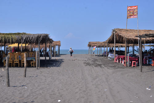 En la playa hay ranchitos que ofrecen bebidas y comida. (Foto: Angel Revolorio/Colaborador)