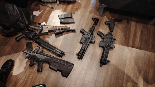 Estas son algunas de las armas que localizó el MP en allanamientos por el desfalco al CHN. (Foto: MP)