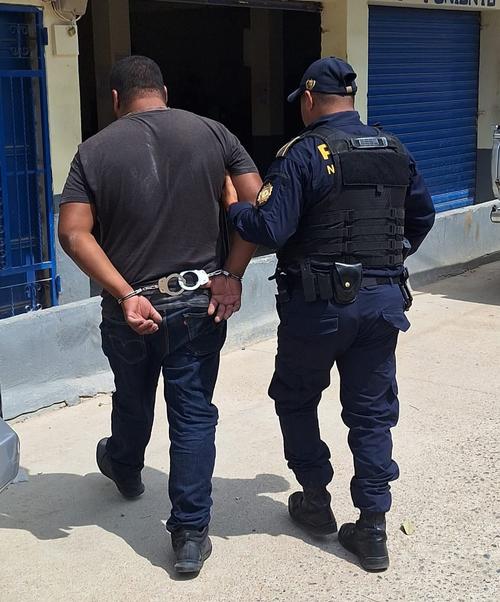 Uno de los capturados por el desfalco al CHN, fue ubicado en Jutiapa. Su forma de vida, no coincidía con su perfil económico. (Foto: PNC)