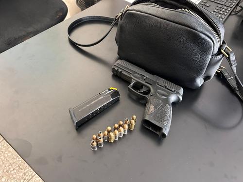 La pistola que se le decomisó a la ahora detenida, había sido robada el 8 de enero del año pasado, en un centro comercial. (Foto: PNC)