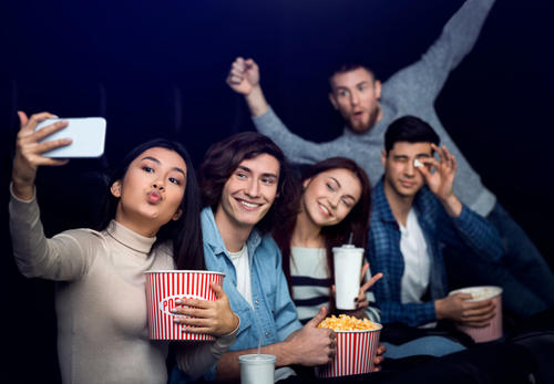 La convivencia entre jovenes o grupos de la misma edad estimula la función cerebral, proporcionando bienestar. (Foto: Archivo)