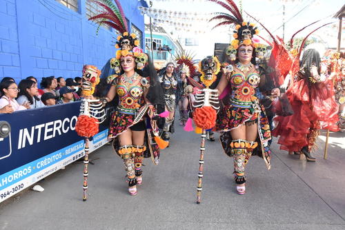 Su primera presentación recorrió las calles principales de la cabecera departamental y culminó en el Club de Leones, al ritmo de la marimba orquesta “La Gran Manzana” de Totonicapán. (Foto: Bernardo Montúfar/Colaborador)
