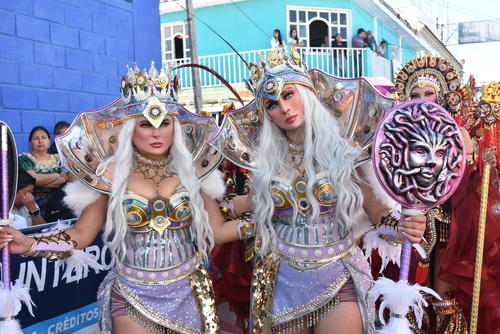 Las máscaras utilizadas por las participantes han sido elaboradas a detalle, resaltando la belleza femenina. (Foto: Bernardo Montúfar/Colaborador)